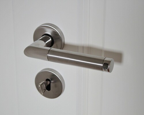 Protipožární kliky a kování: Bezpečí na prvním místě